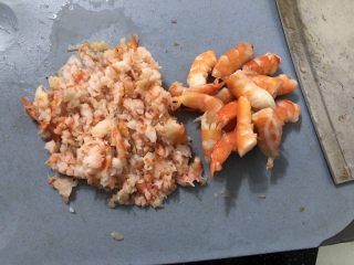 水晶虾饺,大虾去壳开背去虾线，三分之二切成虾沫，三分之一虾仁从中间一分为二备用。