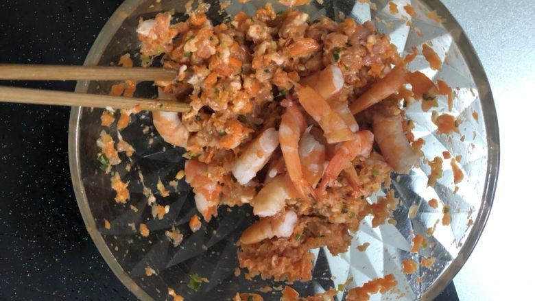 水晶虾饺,用筷子按一个方向搅拌馅料，多搅拌一会，搅拌均匀后加入虾段。