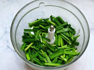 美味韭菜饼,接着把切好的韭菜放入搅拌机里，加入适量清水，搅打成韭菜汁。