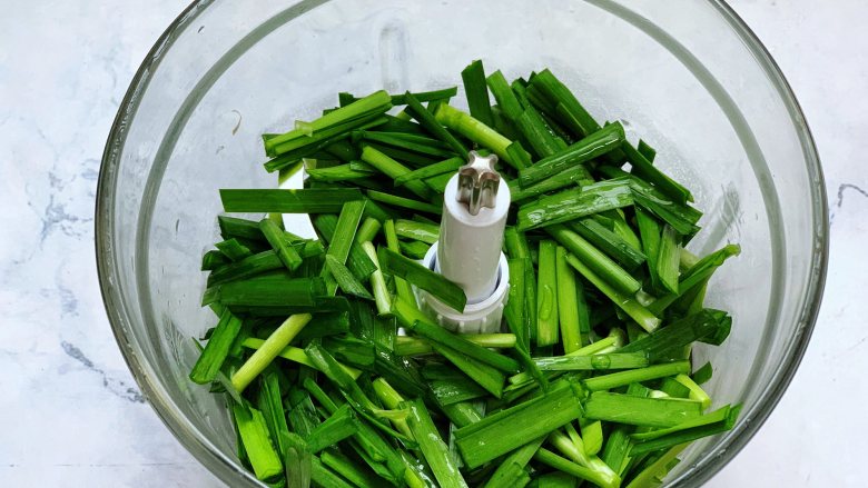 美味韭菜饼,接着把切好的韭菜放入搅拌机里，加入适量清水，搅打成韭菜汁。