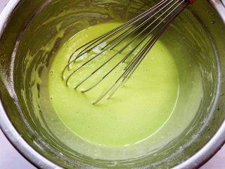 美味韭菜饼,准备一个盆子，倒入200克中筋面粉和少许盐，分次加入韭菜汁，边倒韭菜汁边用手动打蛋器搅打均匀，搅成面糊状。