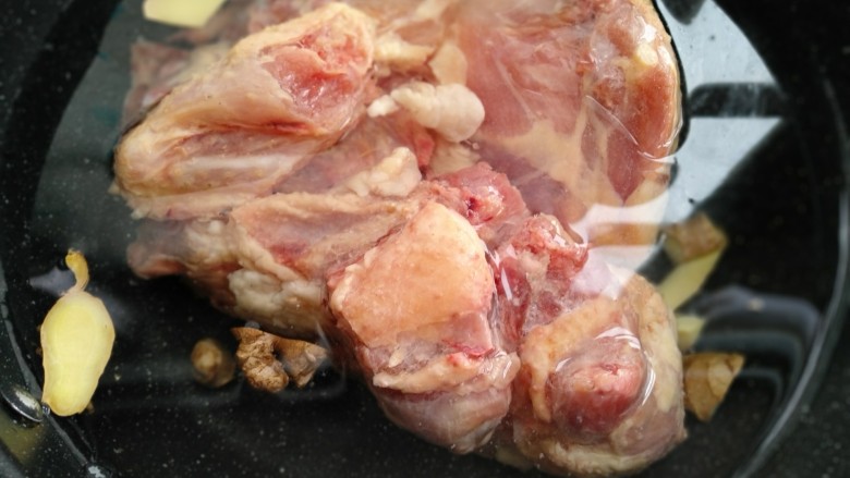 羊肚菌鸡汤,锅中放入适量水放入生姜皮，把土鸡放进去焯水