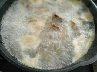 羊肚菌鸡汤,水开后撇去浮沫