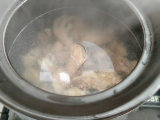 羊肚菌鸡汤,水开后放入鸡块
