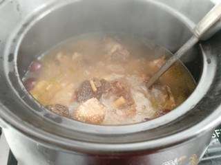 羊肚菌鸡汤,美味的鸡汤做好了