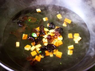 肉末豆干炒蒜苔,同样的方法把豆干和木耳焯一下水后捞出沥干水分备用。