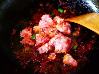 肉末豆干炒蒜苔,这个时候加入搅打好的猪肉末，大火翻炒至猪肉末变色的时候。
