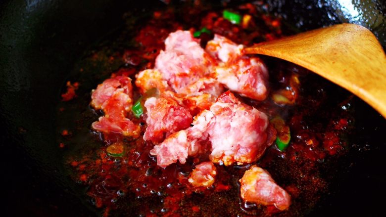 肉末豆干炒蒜苔,这个时候加入搅打好的猪肉末，大火翻炒至猪肉末变色的时候。