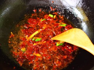 肉末豆干炒蒜苔,另起锅烧热后倒入花生油烧至六成热时，先爆香葱姜后，再倒入郫县豆瓣酱小火煸炒出红油。