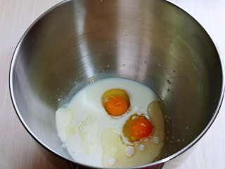 果仁面包卷,首先将牛奶倒入厨师机桶中，再加入玉米油，奶粉，草鸡蛋，盐和糖对角放，