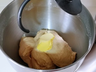 果仁面包卷,10分钟后加入室温软化的黄油。