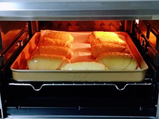 果仁面包卷,将烤盘入烤箱中层。