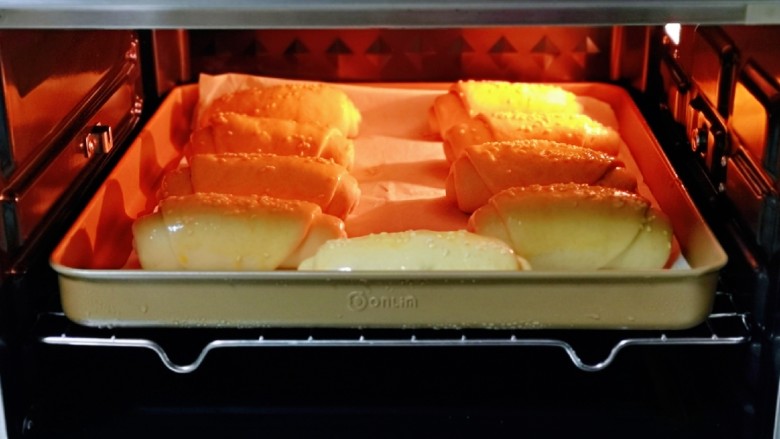 果仁面包卷,将烤盘入烤箱中层。