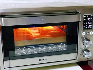 果仁面包卷,上下170度烤20分钟左右，注意观察上色情况，中途加盖锡纸。(烤箱温度及时间仅供)