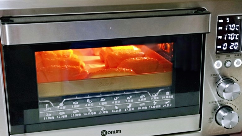果仁面包卷,上下170度烤20分钟左右，注意观察上色情况，中途加盖锡纸。(烤箱温度及时间仅供)