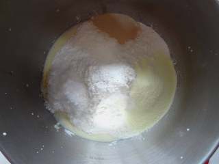  淡奶油吐司,1.将所有原材料称量好放入厨师机桶中，糖盐对角放
