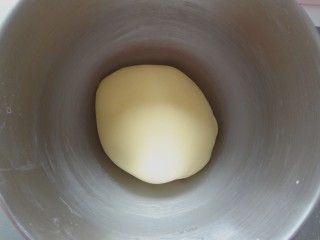  淡奶油吐司,3.整理成光滑的面团放入厨师机桶中盖上保鲜膜开始一发