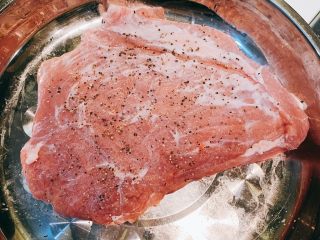 日式炸猪排,双面抹上盐、黑胡椒，抹均匀腌制1个钟