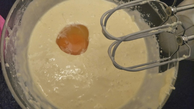 纽约芝士蛋糕,等奶酪糊打发均匀后再加入另一颗鸡蛋，继续打发。