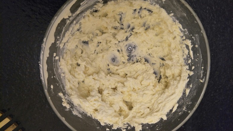 纽约芝士蛋糕,先用打蛋器低速把奶酪打到羽毛状。
