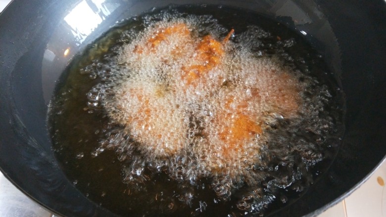 香辣鸡翅  新文美食,炸制两面金黄。
