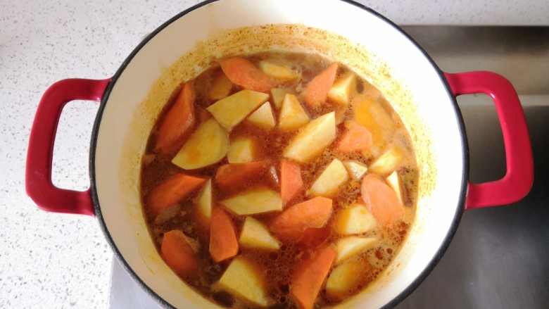 红酒土豆炖牛腩,加入土豆和胡萝卜。
