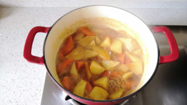 红酒土豆炖牛腩,继续煮15分钟收汁即可。