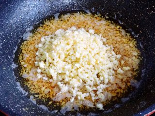 秘制蒜蓉酱,待蒜蓉炸成金黄色后关火，油温1成热时加入剩余的蒜蓉，利用余温翻炒均匀。