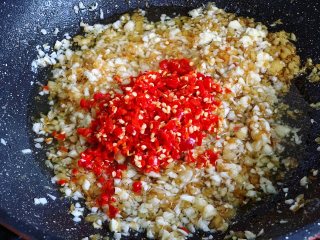 秘制蒜蓉酱,接着加入搅碎的小米椒翻炒均匀。