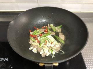 干锅菜花,倒入葱，蒜，杭椒，朝天椒炒香