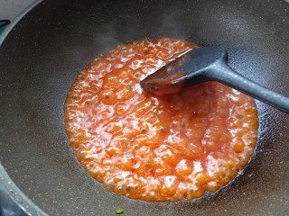 茄汁有机菜花,倒入料汁，翻炒均匀，起泡后关火