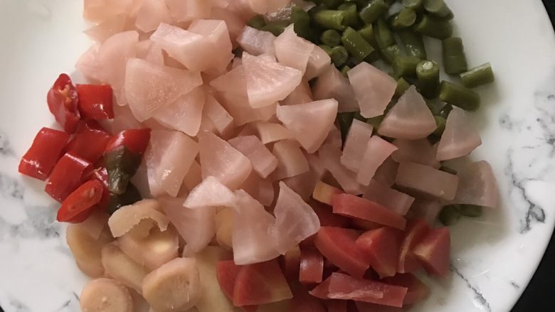 泡菜鸡胗,泡菜切成小段（如果泡菜比较咸可以用清水浸泡一会）