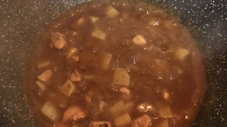 咖喱鸡肉土豆焗饭,咖喱块融化后转小火炖煮15分钟（此时烤箱180度预热）