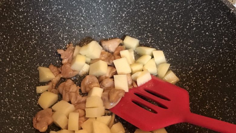 咖喱鸡肉土豆焗饭,加入土豆块继续翻炒