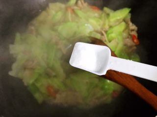 小米椒菜头炒肉片,加一小勺细盐