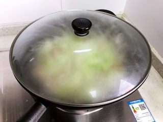 小米椒菜头炒肉片,盖上锅盖转中小火焖煮2分钟