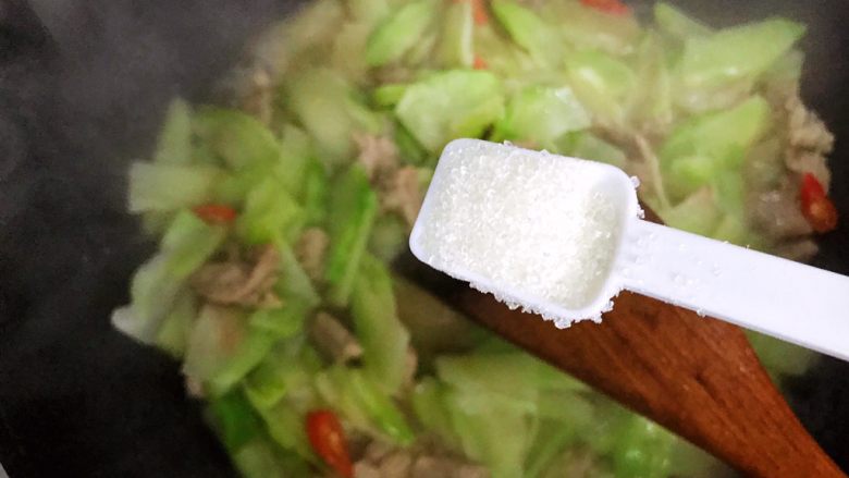 小米椒菜头炒肉片,加一小勺细砂糖，翻炒均匀，即可