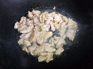 小米椒菜头炒肉片,翻炒至猪肉变色