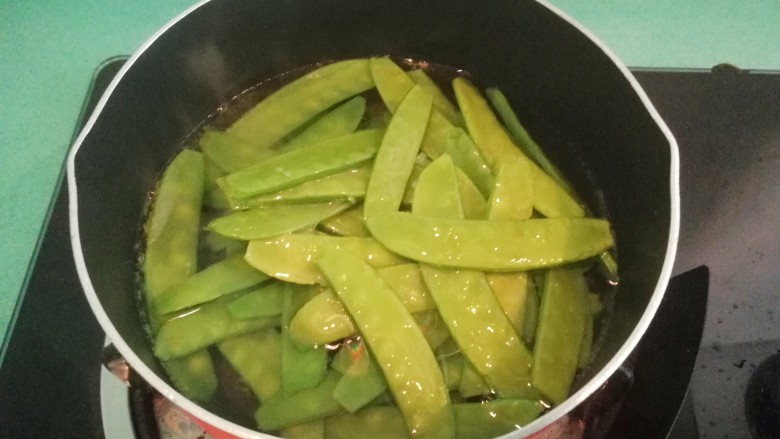 豌豆炒腊肠,加少许油，为了颜色更翠绿，焯两分钟