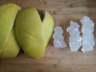 柚子皮糖,准备食材：柚子皮洗净，剥下；冰糖可选单晶的，如果是这种多晶的需要提前敲成小块。