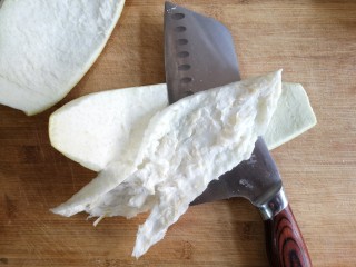 柚子皮糖,将柚子皮内层白色厚絮状部分切除。