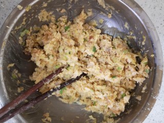 酸菜油滋拉饺子,将以上的入盆拌匀，再加生抽，料酒，胡椒粉，盐搅拌。