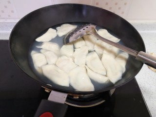 酸菜油滋拉饺子,活好面包起饺子，煮好即可。
