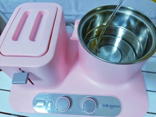 家常快手菜【凉拌海参】,东菱早餐机的蒸锅加水，水不要超过“蒸的水位线”