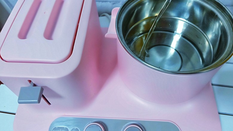 家常快手菜【凉拌海参】,东菱早餐机的蒸锅加水，水不要超过“蒸的水位线”