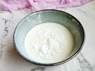 火龙果牛奶小方,牛奶倒入大碗中加入淀粉和糖分。