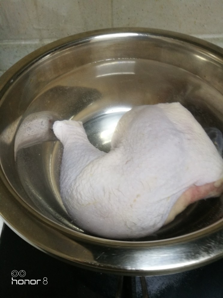 菜谱#气血三宝汤#[创建于5/3~2019],起锅注水放入鸡腿，开始用中火烧开。