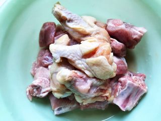 红烧排骨鸡翅根（高压锅懒人版）,排骨和鸡翅根洗净，在鸡翅根肉厚的部位切上一两刀