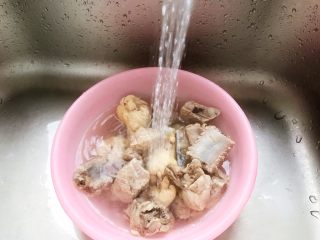 红烧排骨鸡翅根（高压锅懒人版）,捞出煮好的排骨和鸡翅根，用流动水冲洗掉表面的浮沫