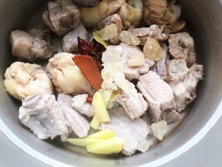 红烧排骨鸡翅根（高压锅懒人版）,加入所有的大料，冰糖，和剩余的姜片